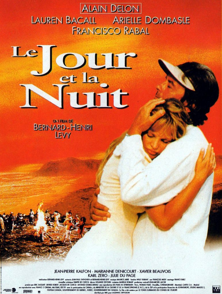 Affiche du film Le jour et la nuit de Bernard-Henri Lévy : au premier plan, Alain Delon et Arielle Dombasle enlacés, sur un fond orange et jaune