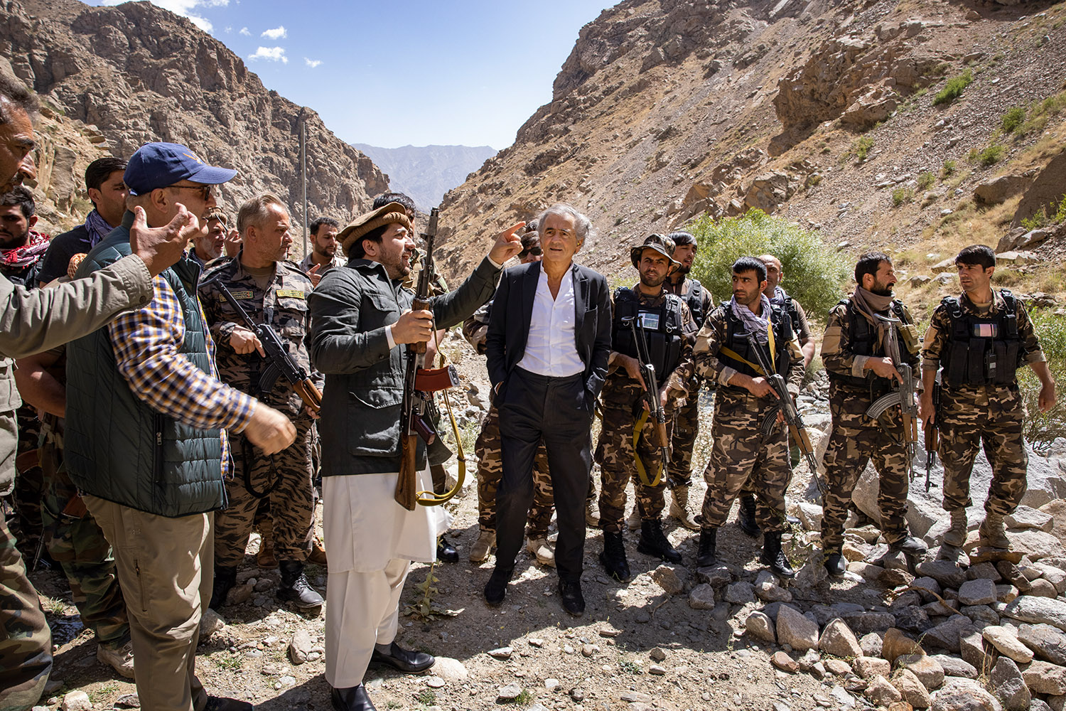 Bernard-Henri Lévy Dans la Vallée du Panjshir, avec Ahmad Massoud et ses hommes en tenues militaires qui portent des armes