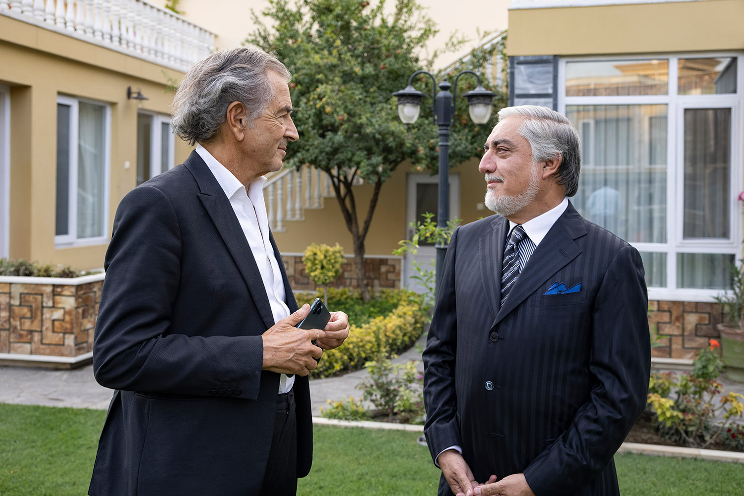 Bernard-Henri Lévy et Abdullah Abdullah dans les jardins de sa résidence à Kaboul.