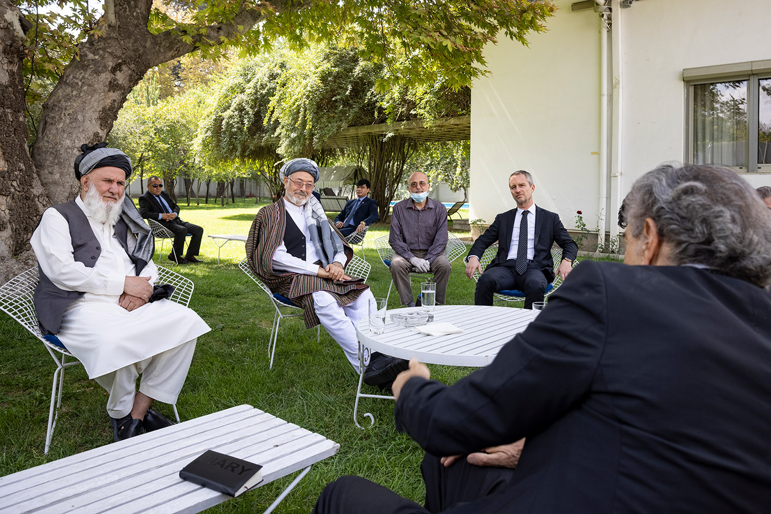 Bernard-Henri Lévy dans les jardins de l’ambassade de France de Kaboul, en compagnie du Consul David Martiron et trois autres hommes afghans.