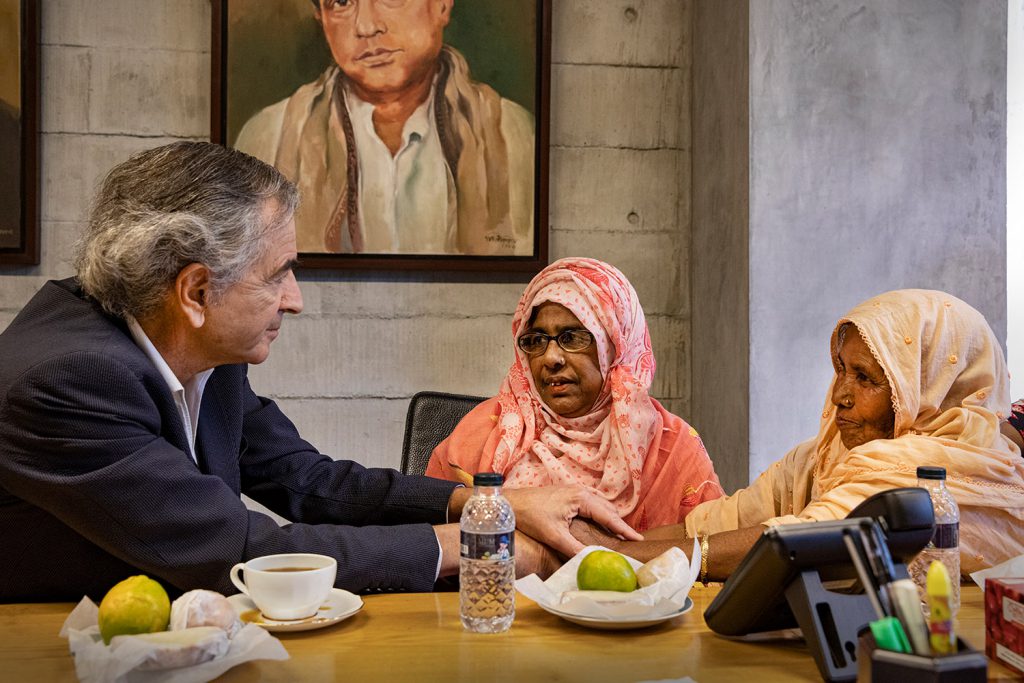 À Dacca en mars 2020, Bernard-Henri Lévy dialogue avec des Birangonas, littéralement des "héroïnes de la nation".