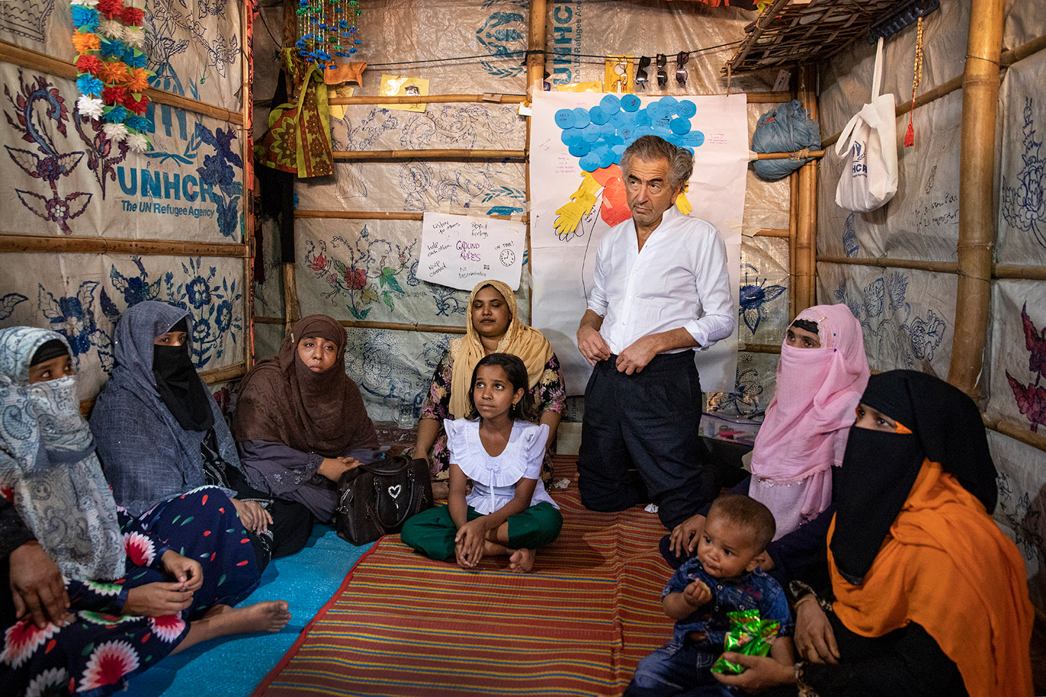 Bernard-Henri Lévy dialogue avec des réfugiés du camp de Cox’s Bazar.