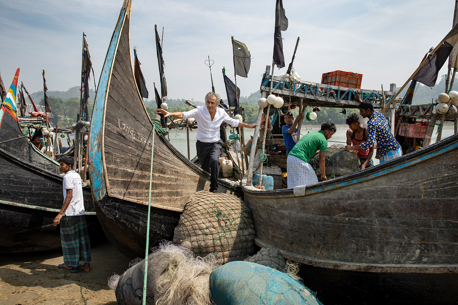 Bernard-Henri Lévy sur un bateau accosté sur la plage de Cox's Bazar au Bangladesh.