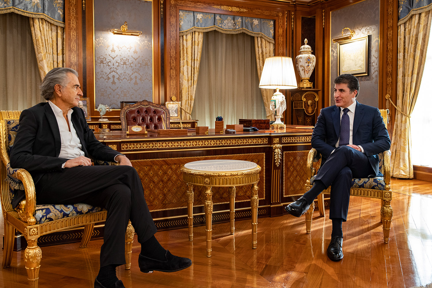 Bernard-Henri Lévy parle avec Netchirvan Barzani, Président du gouvernement régional du Kurdistan, dans le bureau de ce dernier.
