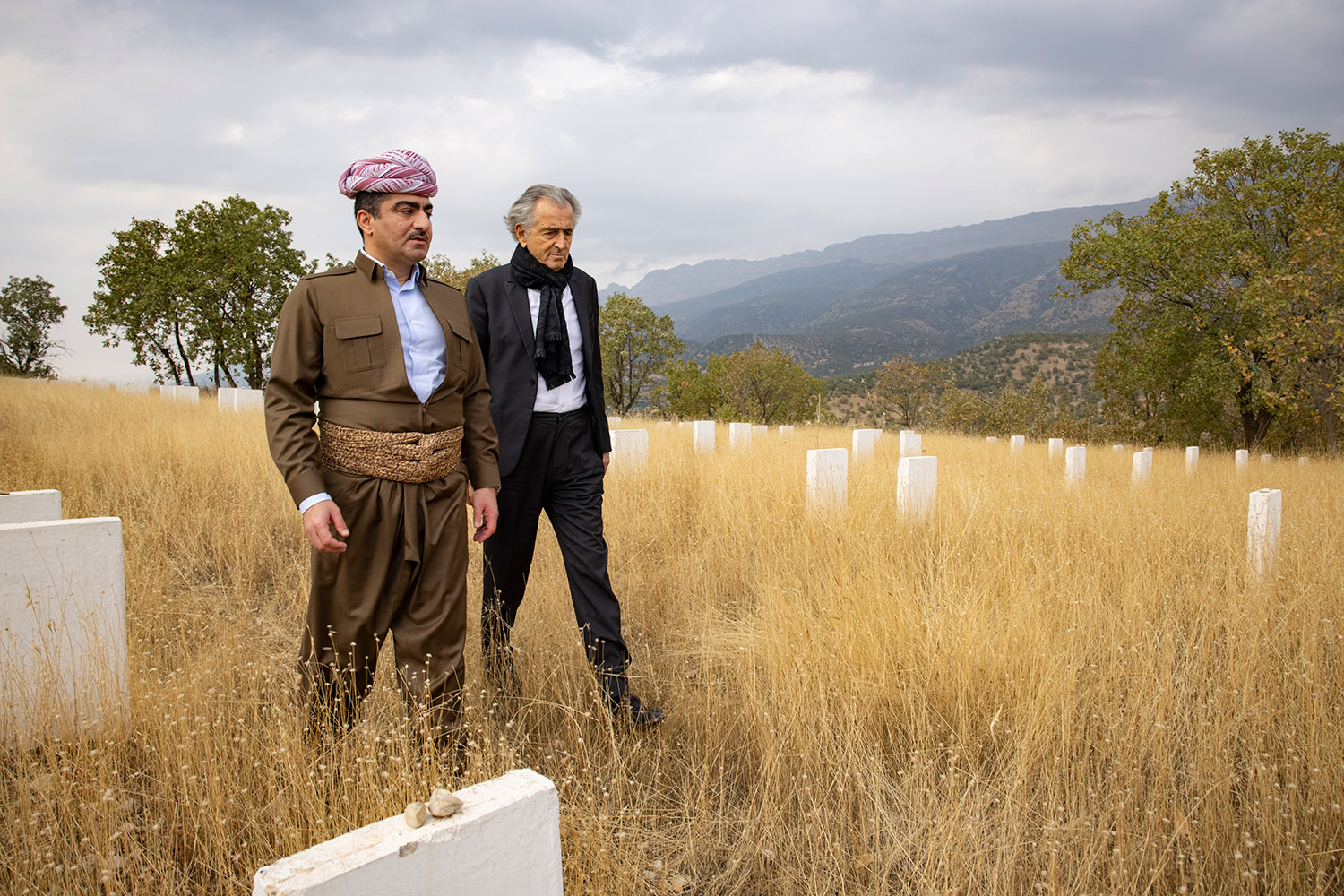 Dans les collines de Barzan, Bernard-Henri Lévy se recueille, avec le général Sirwan Barzani, dans un cimetière de combattants Peshmergas.