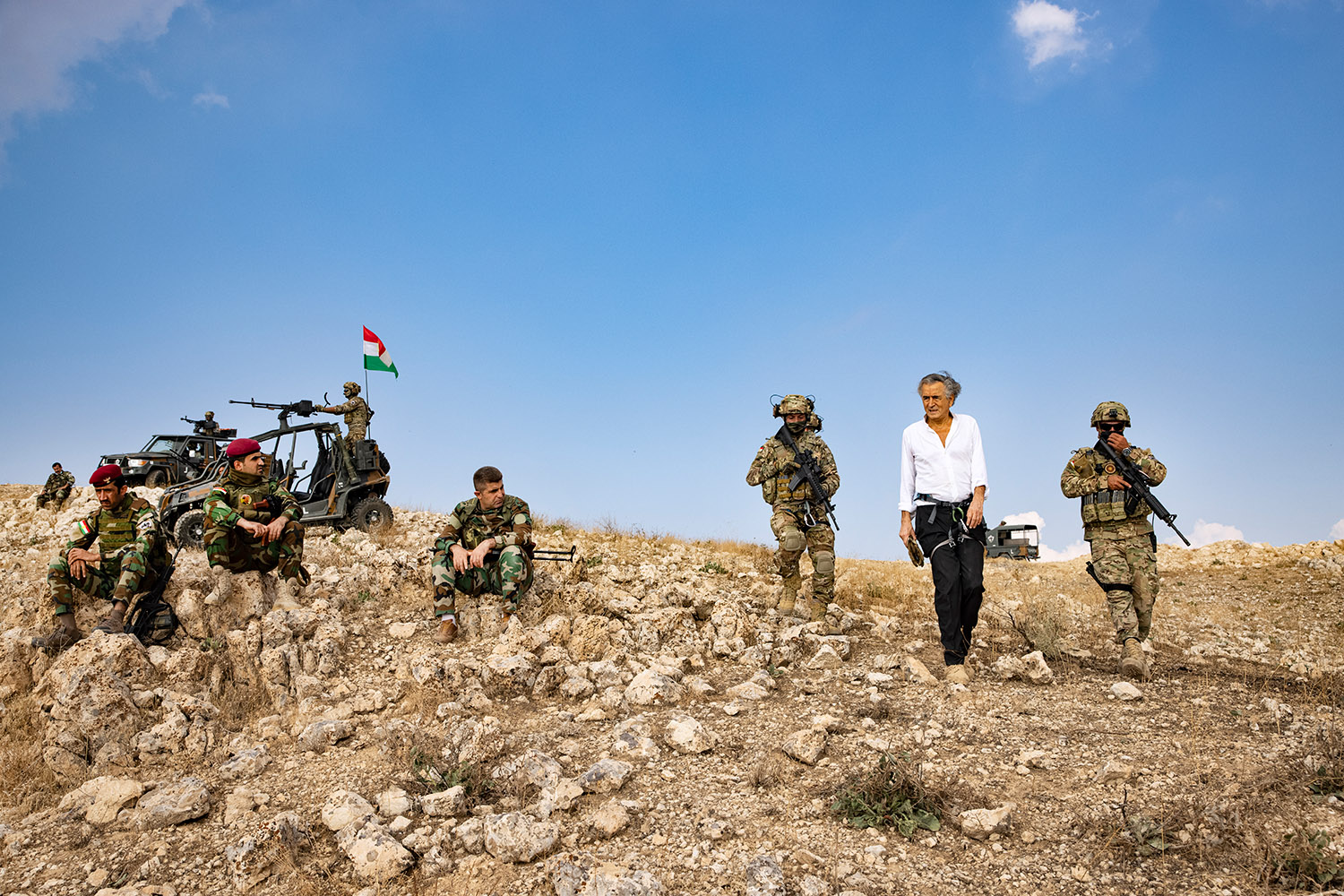 Bernard-Henri Lévy porte un équipement d'escalade sur la crête de Qarachuk, avec des Peshmergas.