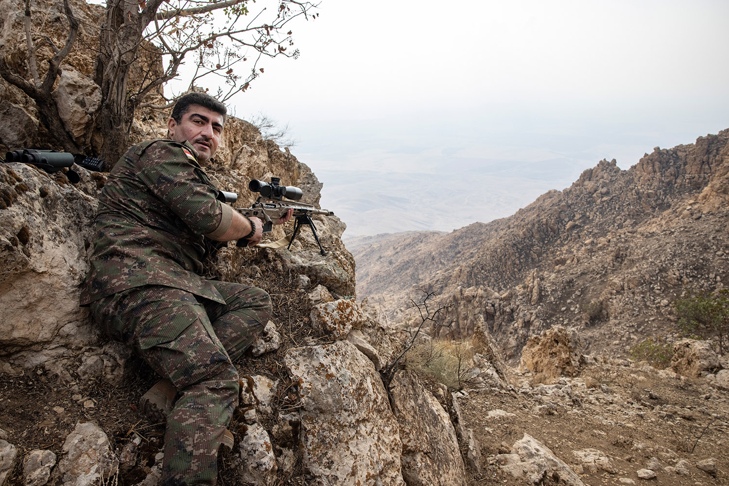 Sirwan Barzani, dans les montagnes du Kurdistan, il tient une arme
