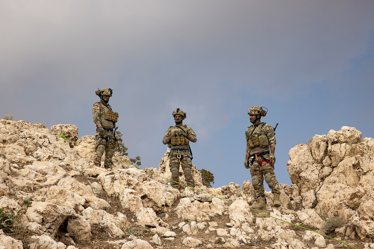 Trois soldats Peshmergas surveillent la montagne, près des grotte de Daech.