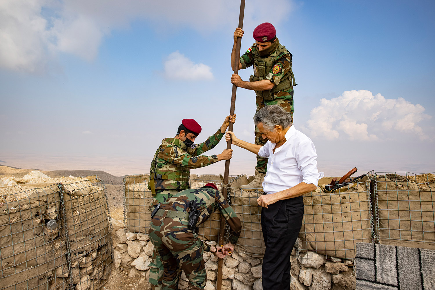 Bernard-Henri Lévy à Qarachuk, avec des Peshmergas