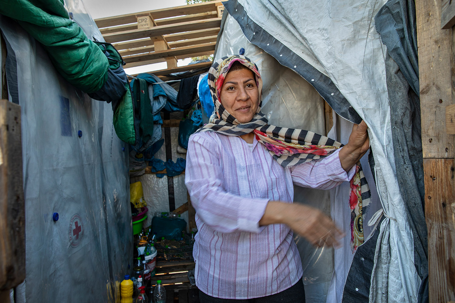 Le refuge d'une femme, réfugiée au camp de Moria : une pièce pour cinq personnes. L’entrée, couverte de palettes, sert de cuisine.