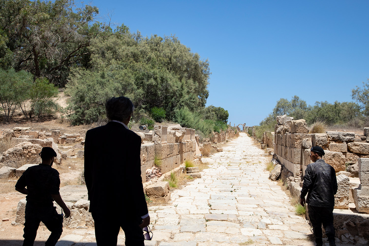 Bernard-Henri Lévy escorté dans les ruines de la cité antique de Leptis Magna.