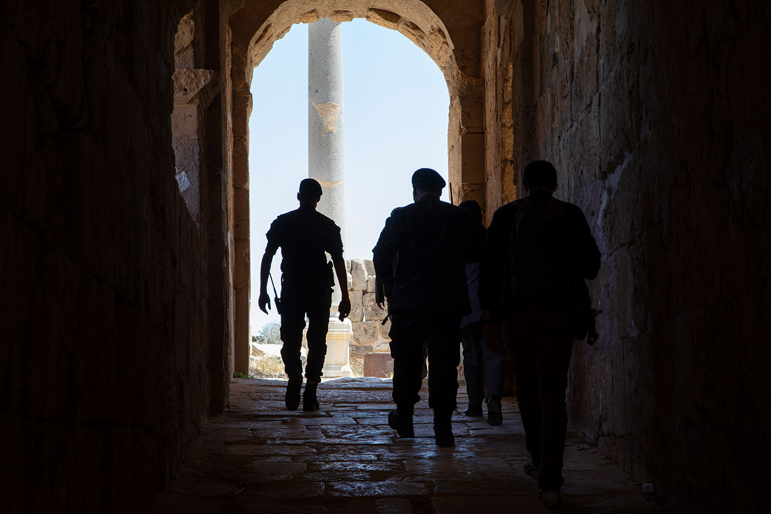 Les forces spéciales à Leptis Magna, sous les arcades de la cité antique.