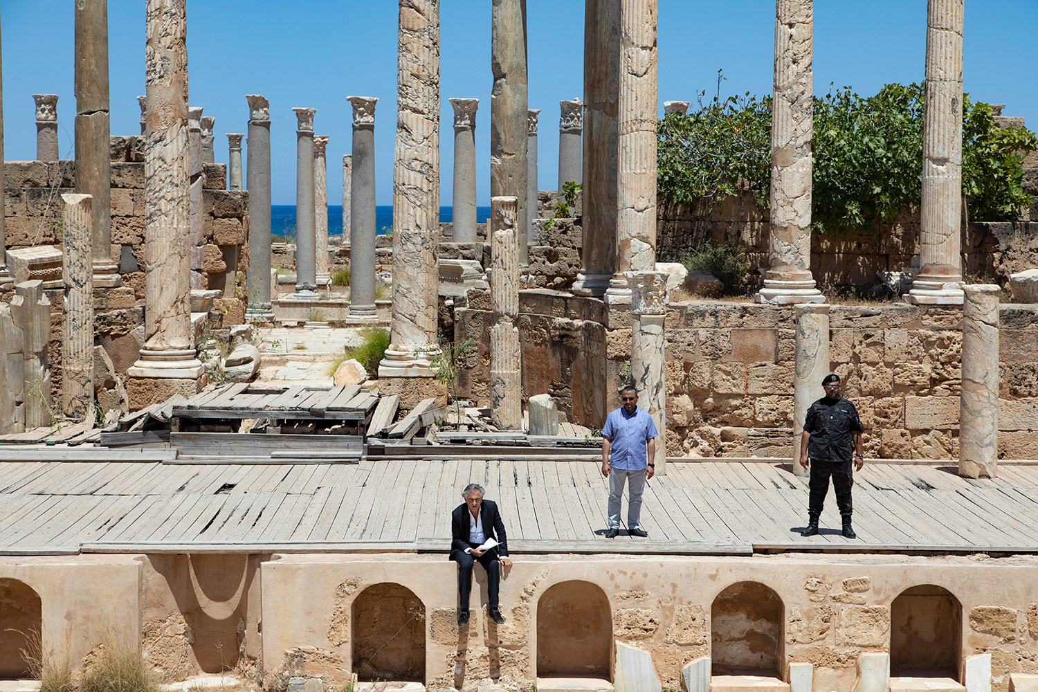 Bernard-Henri Lévy enregistre, dans les ruines de Leptis Magna, son « Appel aux femmes et hommes de bonne volonté » en Libye. Derrière les colonnes de l'amphithéâtre, au fond de la scène à ciel ouvert, on voit la mer.
