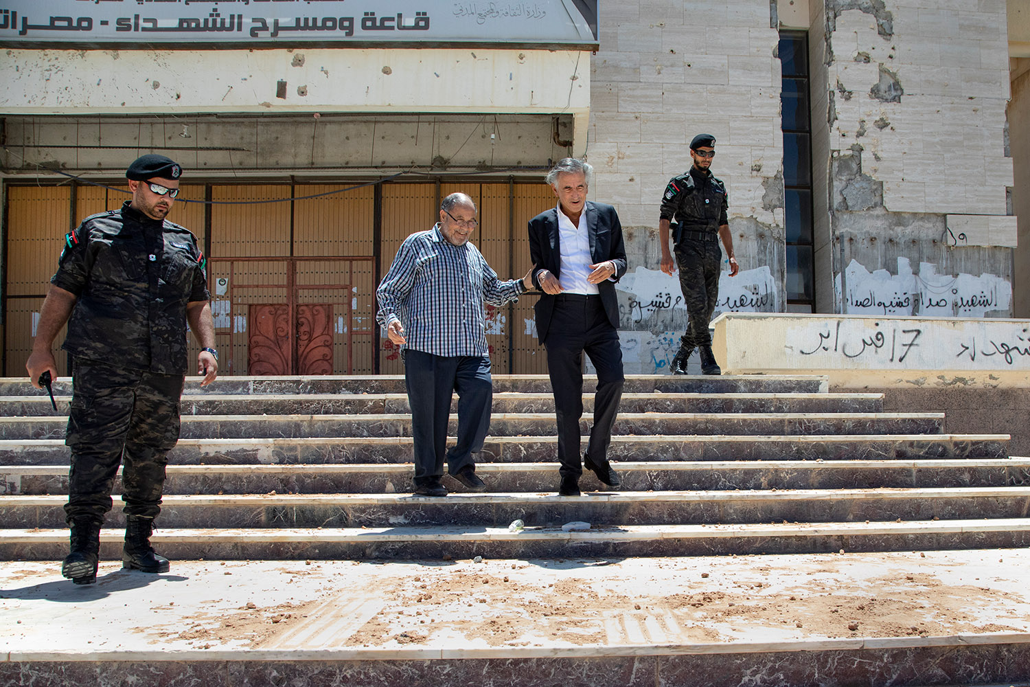 À Tripoli, Bernard-Henri Lévy retrouve Mansour Saif Al-Nasr, ils sont escortés par des forces spéciales.