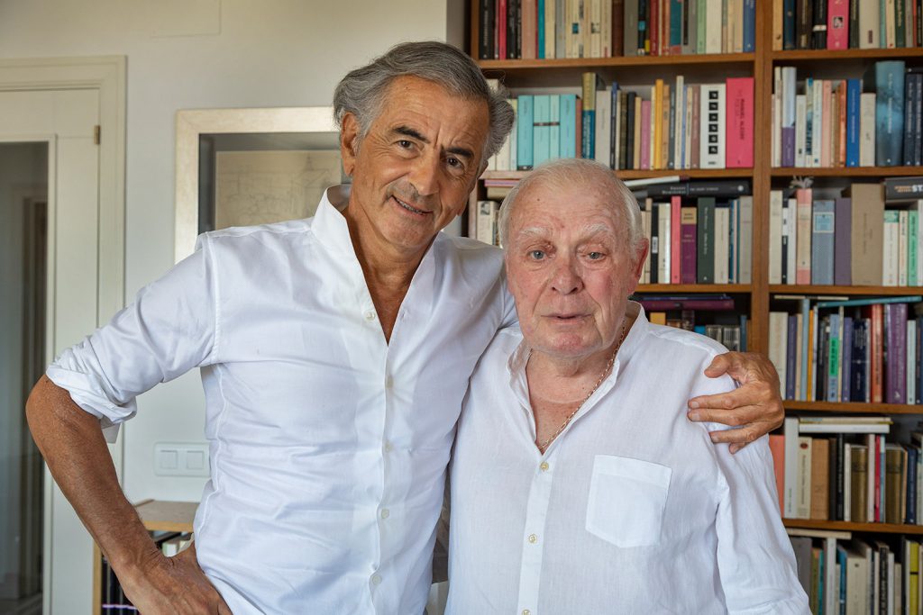 Bernard-Henri Lévy et Antonio Lobo Antunes, dans la bibliothèque de ce dernier.