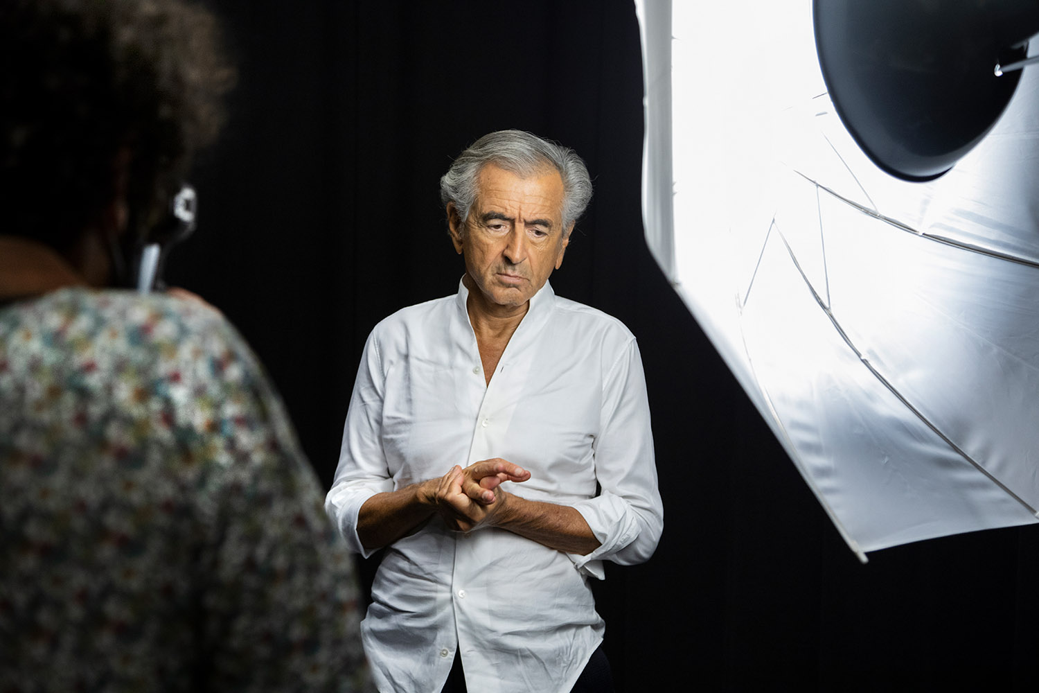 Bernard-Henri Lévy pose pour la couverture de l’hebdomadaire portugais « O Espresso ».