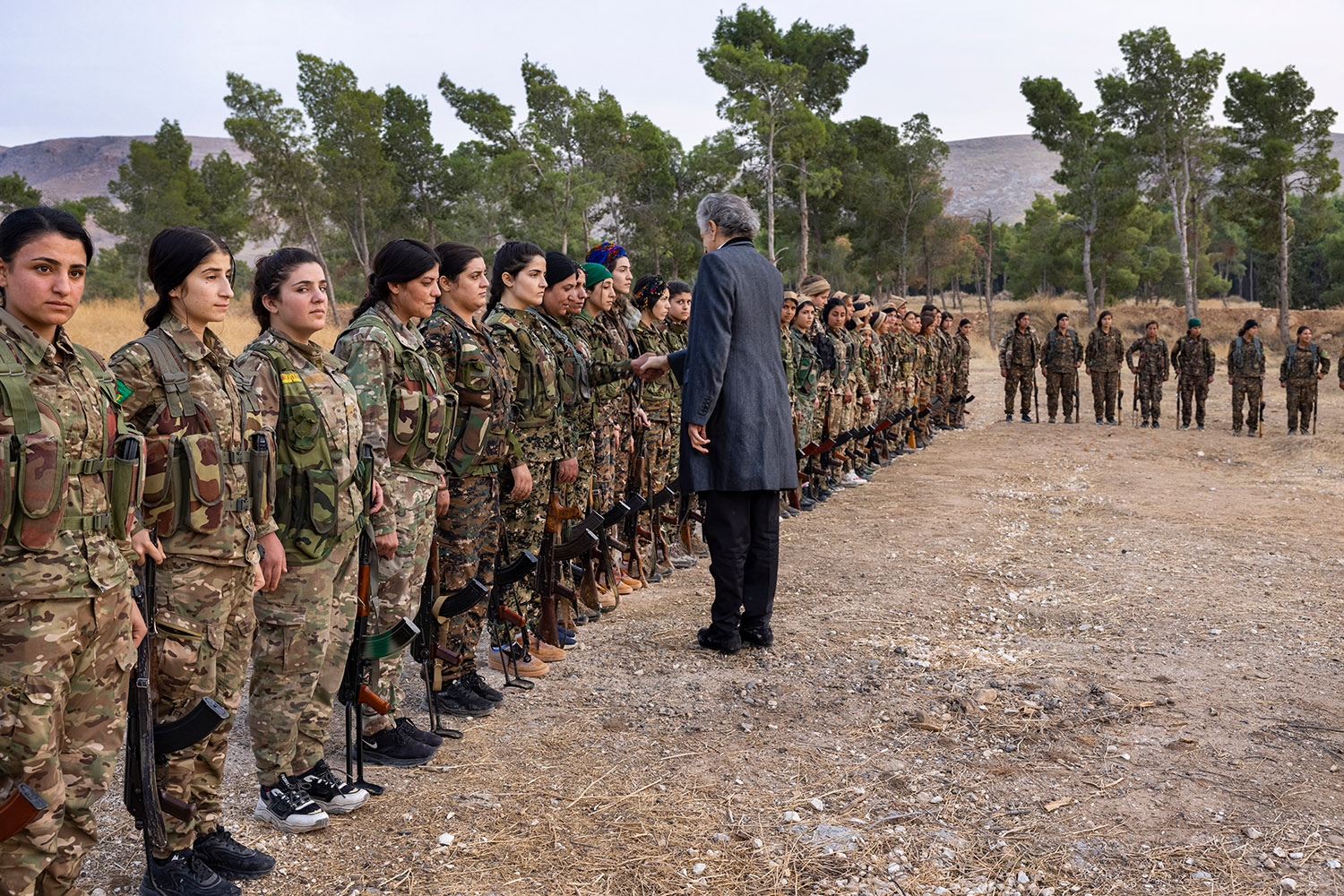 Bernard-Henri Lévy salue les femmes combattantes de Maaluja, elles sont alignées en tenue militaire.
