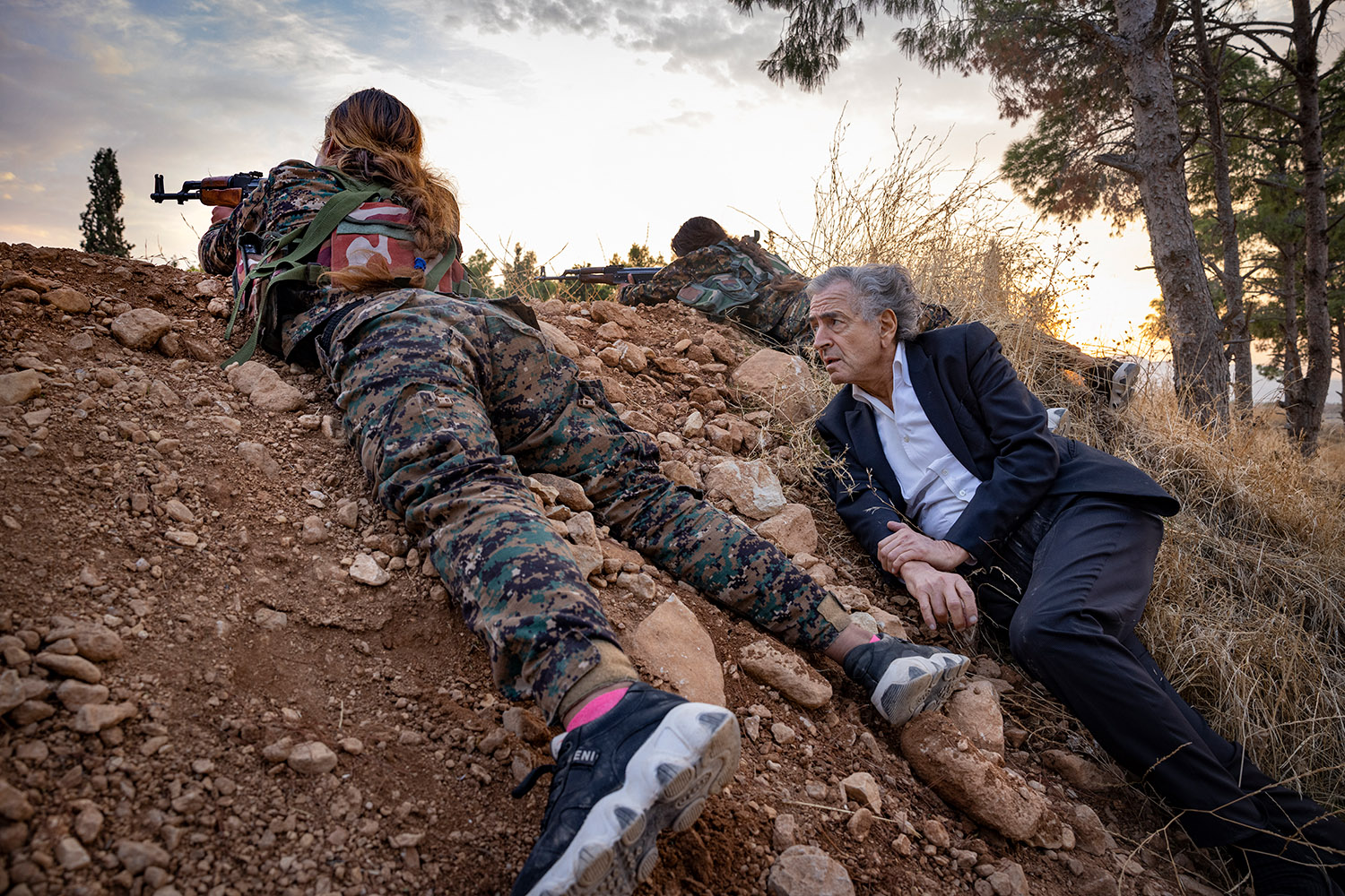 Bernard-Henri Lévy suit l’entraînement auprès des héroïnes du Rojava, il est allongé sur un talus entre deux combattantes