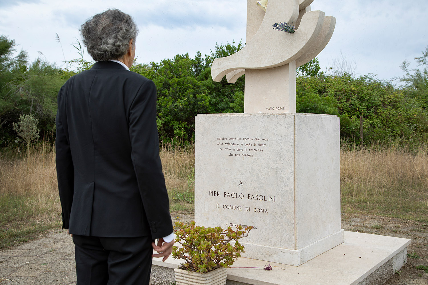 Bernard-Henri Lévy se recueille sur la tombe de Pier Paolo Pasolini, près de la plage d’Ostie.