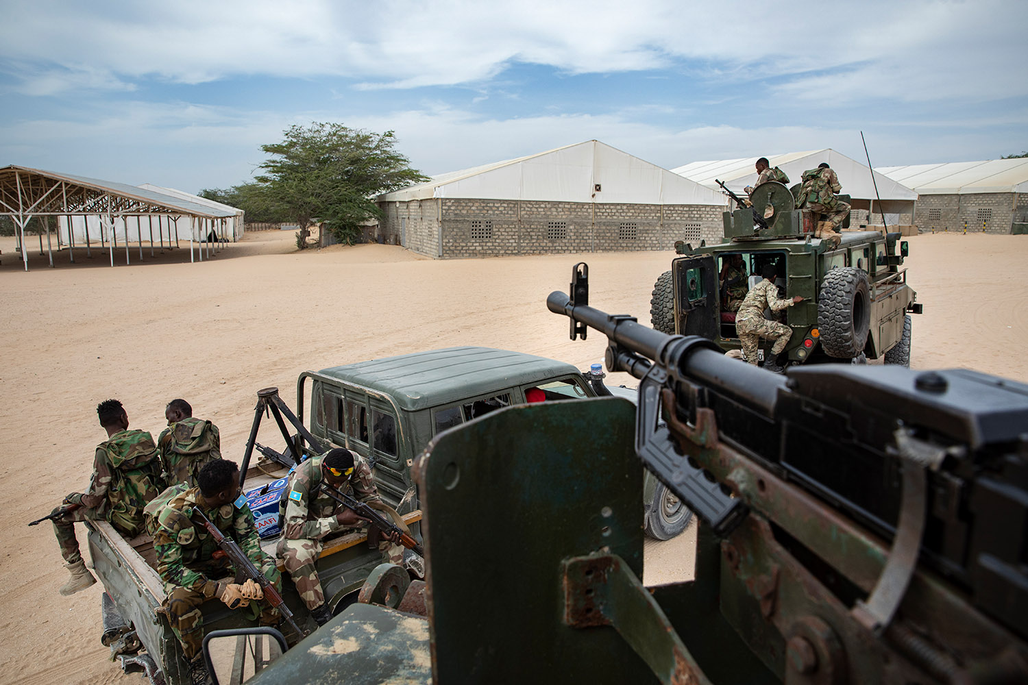 Des militaires somaliens montent dans des véhicules de combat.