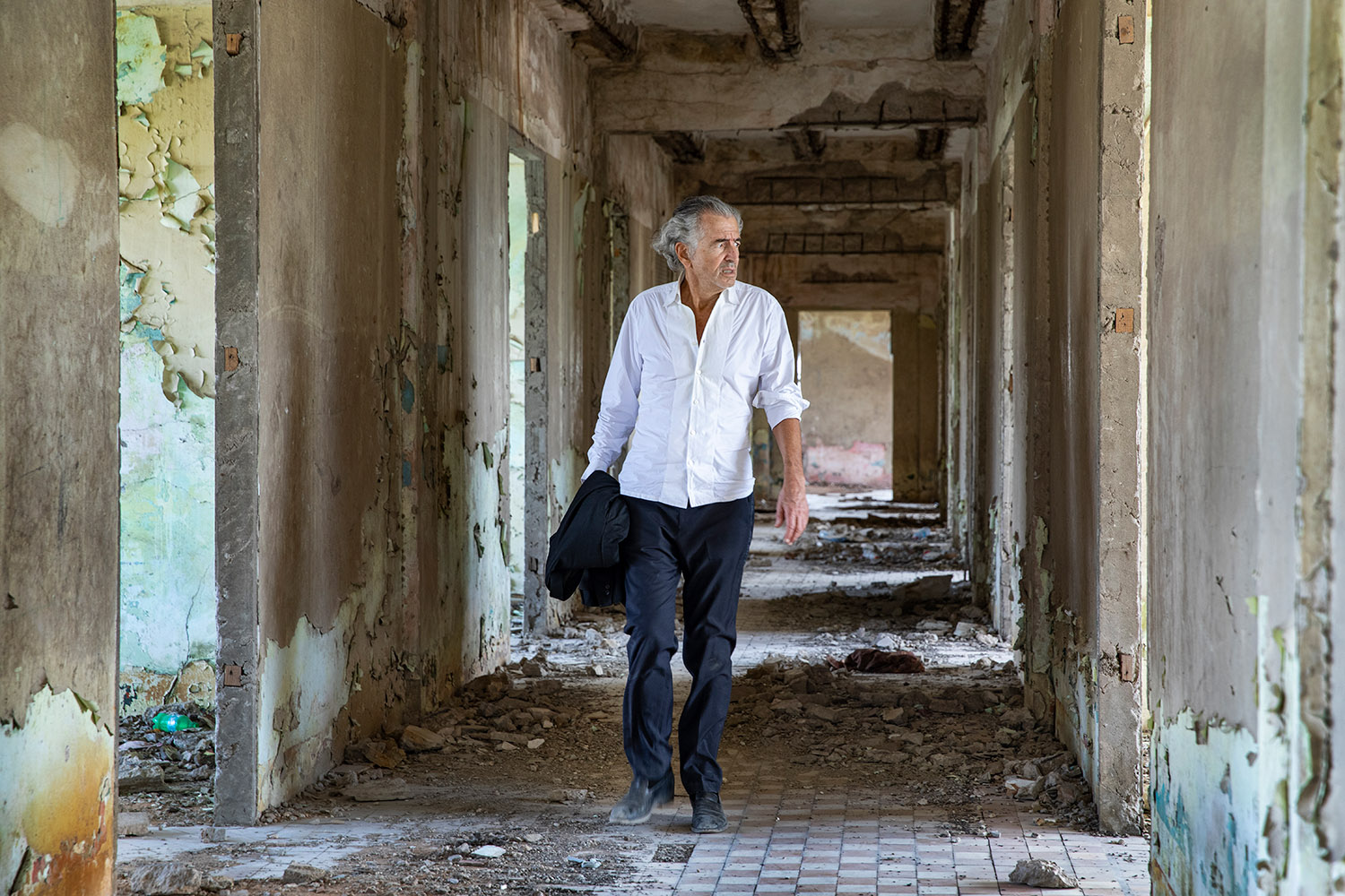 Bernard-Henri Lévy dans les ruines de l’ancien Xooga Hospital, à Mogadiscio.
