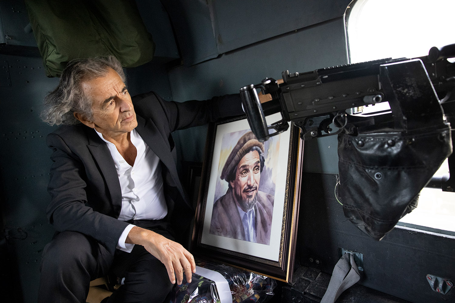 Dans la vallée du Panjshir en septembre 2020, Bernard-Henri Lévy à bord d'un hélicoptère militaire, assis près d'un portrait peint du Commandant Massoud.