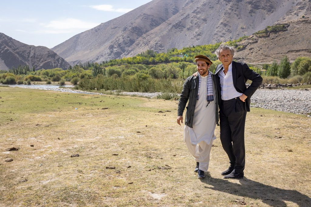 Ahmad Massoud et Bernard-Henri Lévy dans la vallée du Panjshir, au bord de la rivière du Panjshir.