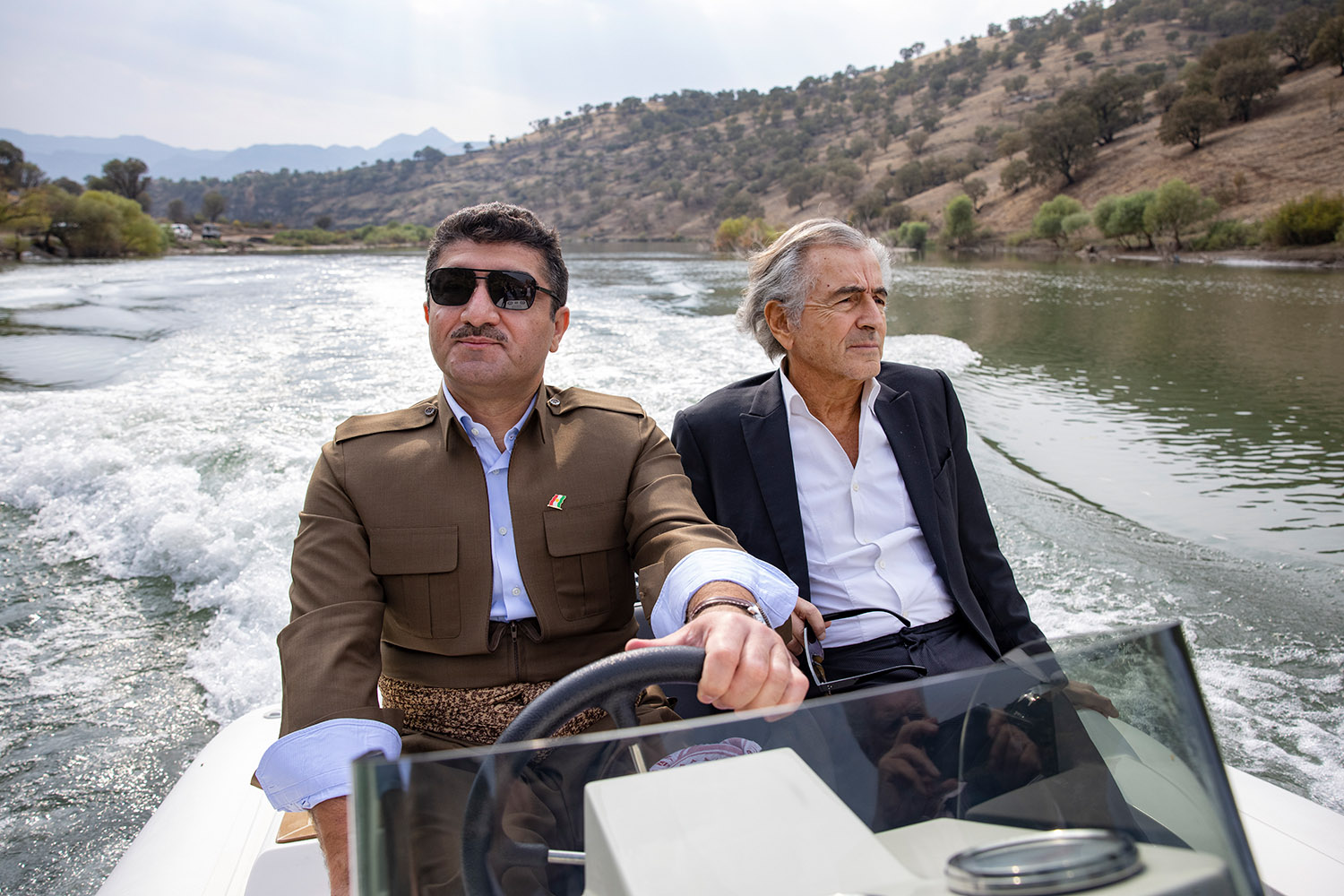 Sur la rivière de Barzan en novembre 2020, BHL accompagne le général Sirwan Barzani sur un bateau.