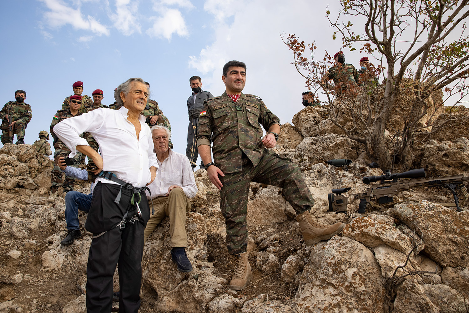 Dans les montagnes de Karachok au Kurdistan irakien, Bernard-Henri Lévy (à gauche) est accompagné de Gilles Hertzog (au centre à l'arrière plan) et du général Sirwan Barzani (à droite) et de ses compagnons peshmergas.