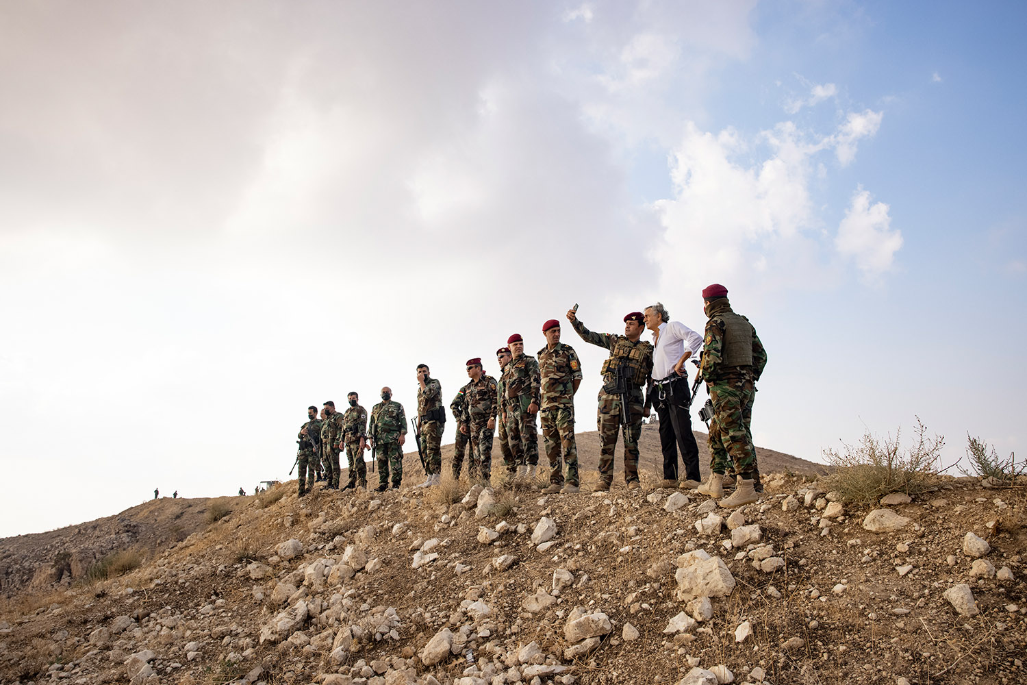 Sur la crête de Karachok au Kurdistan irakien, Bernard-Henri Lévy est accompagné du général Sirwan Barzani et de ses compagnons peshmergas.