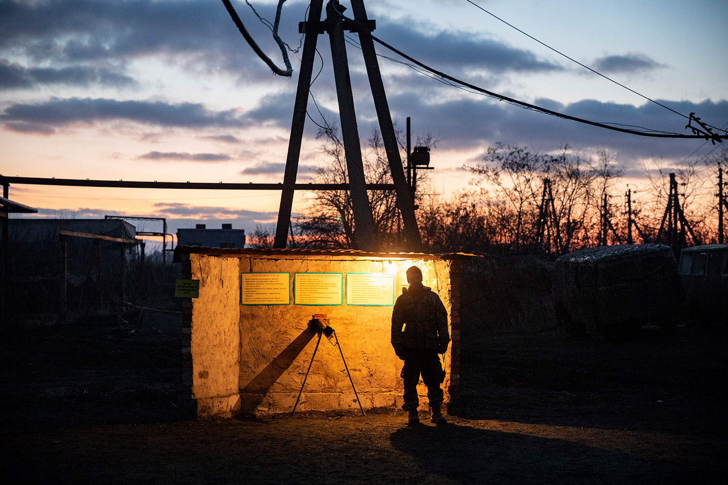 À Pokrovsk, près de l’hôpital de campagne des militaires ukrainiens, vue de nuit.