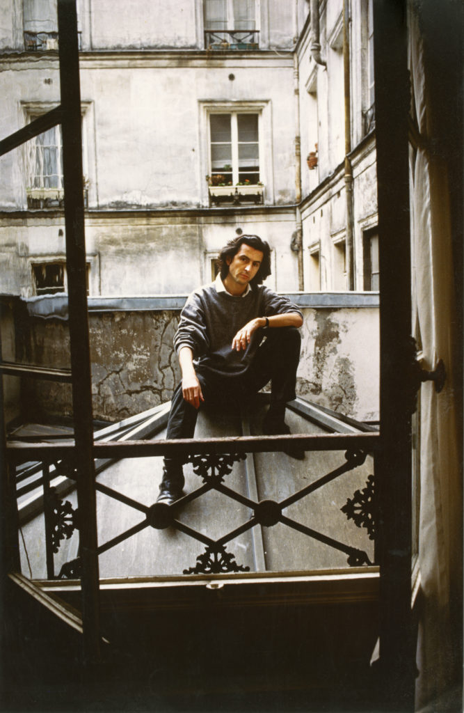 Bernard-Henri Lévy pose sur une verrière chez son éditeur Grasset.