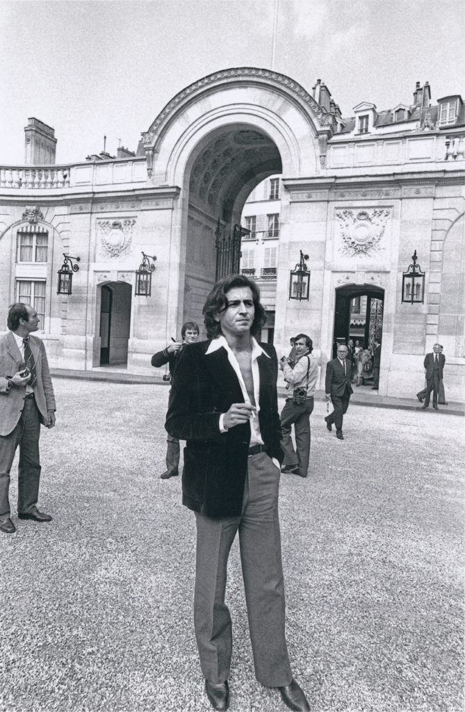 Portrait de Bernard-Henri Lévy devant le palais de l'Elysée à Paris.