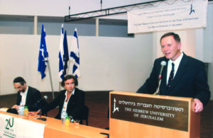 Bernard-Henri Lévy intervient dans une conférence à l'Université hébraïque de Jérusalem en Israël en compagnie de Benny Lévy.
