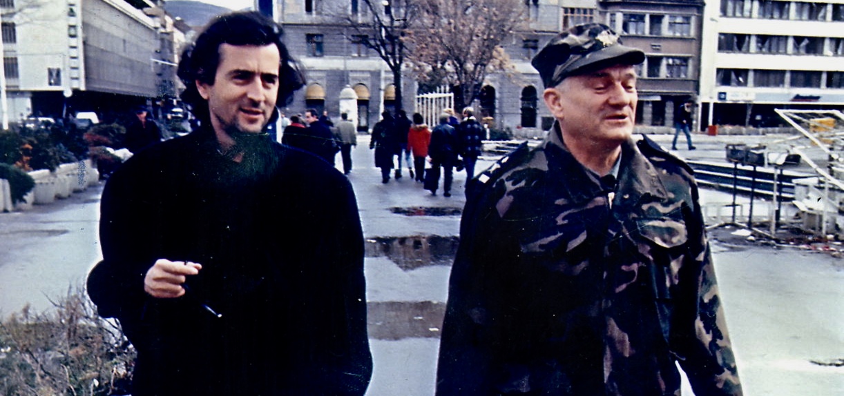 L'écrivain Bernard-Henri Lévy et le général serbe Jovan Divjak à Sarajevo en décembre 1993.