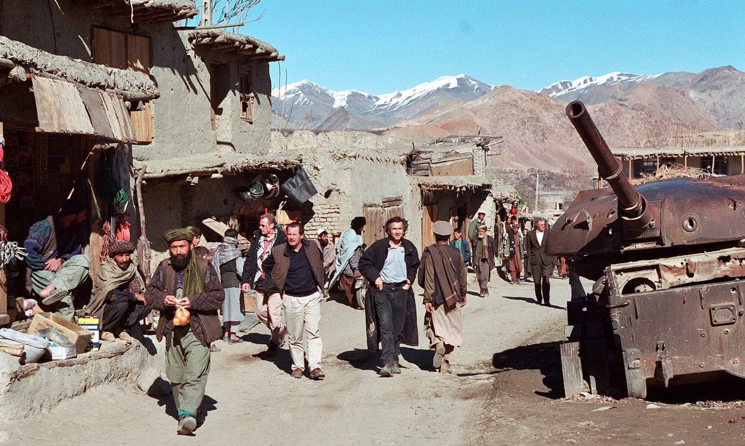 Bernard-Henri Lévy (au centre) en Afghanistan, dans la ville de Bamiyan en mars 2002.