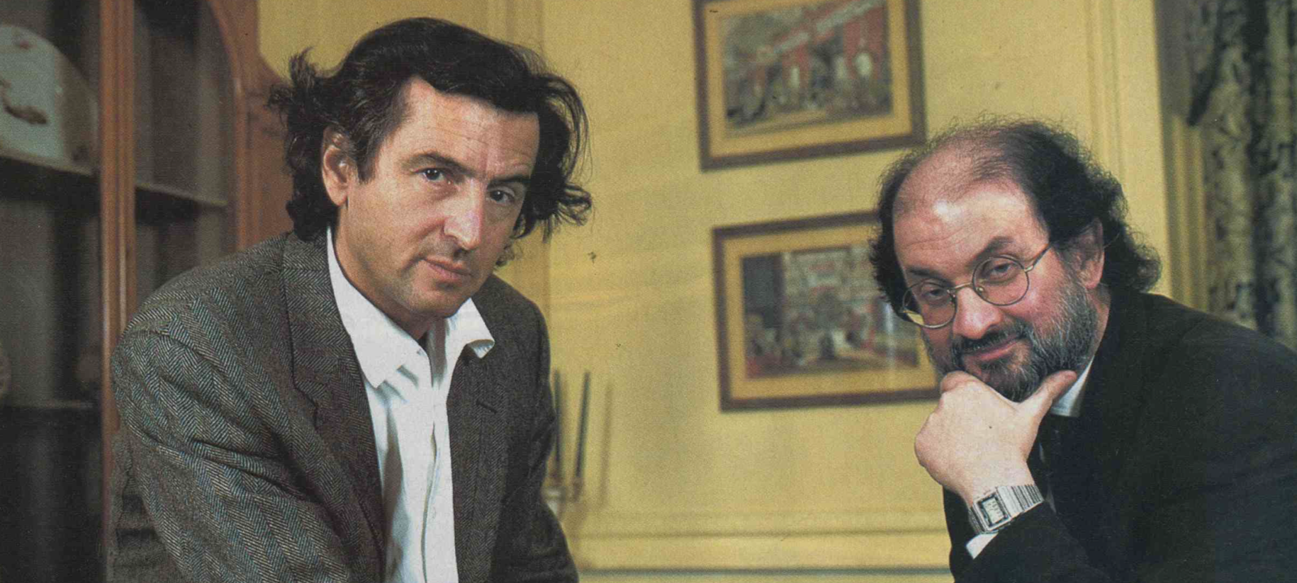 Photo en couleur de Bernard-Henri Lévy et Salman Rushdie à Londres en avril 1994.
