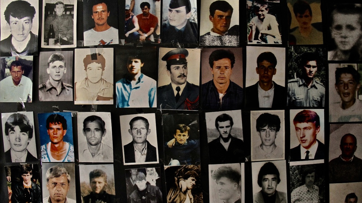 Photo d'une mosaïque des visages des victimes du massacre de Srebrenica en Bosnie.