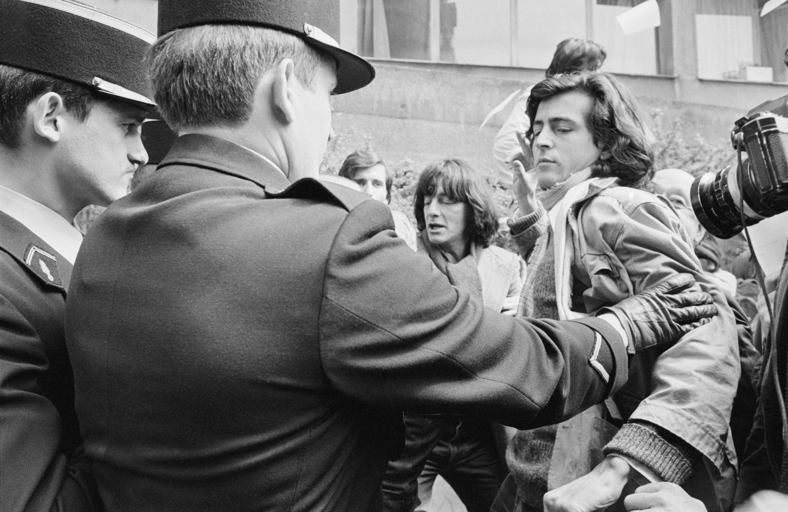 Photo en noir et Blanc de Bernard Henri Levy, en 1977, qui participe face à des policiers à une manifestation de soutien au physicien nucléaire et militant des droits de l'homme Yuri Orlov, qui a été emprisonné dans un goulag sibérien pour des raisons politiques de 1977 à 1986.