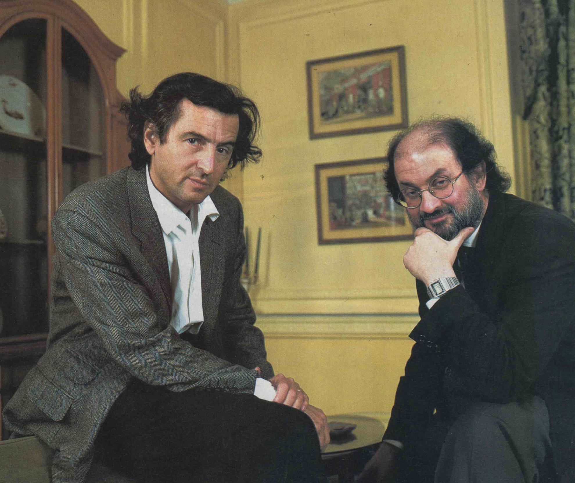 Photo en couleur de Bernard-Henri Lévy et Salman Rushdie à Londres en avril 1994.