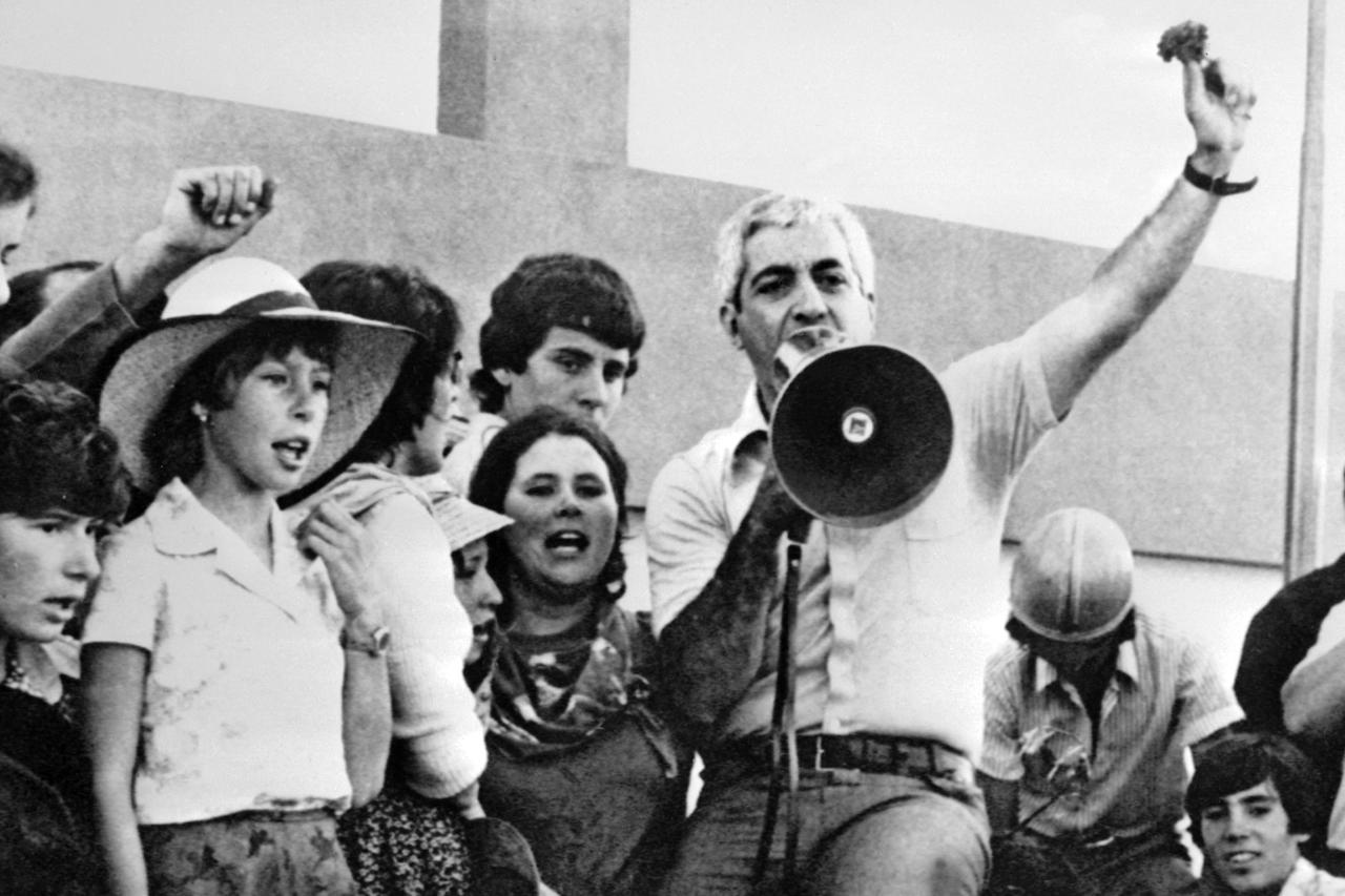 Otelo de Carvalho, leader de la révolution des Œillets, brandit cette fleur symbolique le 13 juin 1976, à Mora, au Portugal.