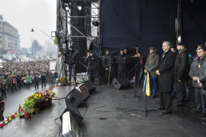 Sur une scène de la place du Maïdan à Kiev, BHL prend la parole devant les manifestants pro européen le 2 mars 2014.