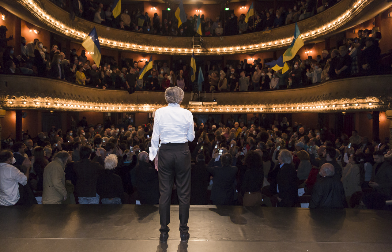 Le public du Théâtre Antoine chante l'hymne de l'Ukraine, et Bernard-Henri Lévy avec eux, lors meeting de solidarité avec le peuple ukrainien organisé par « La Règle du Jeu » le 1er mars 2022.