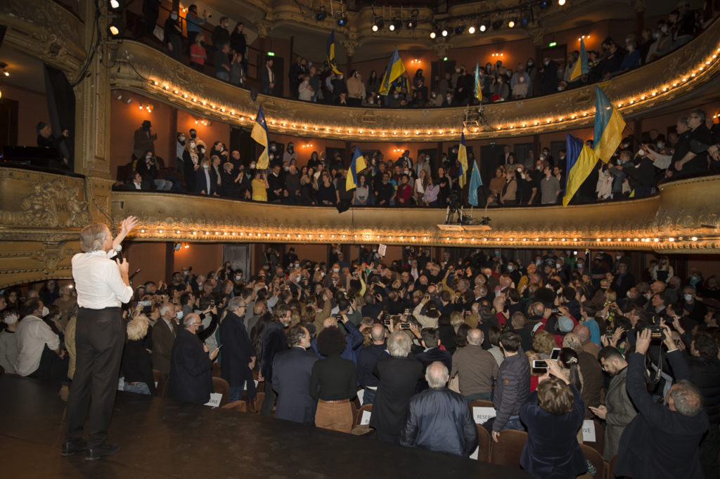 Bernard-Henri Lévy, sur la scène du Théâtre Antoine lors meeting de solidarité avec le peuple ukrainien organisé par « La Règle du Jeu » le 1er mars 2022. Le philosophe entonne l'hymne ukrainien avec le public. qui porte des drapeaux aux couleurs de l'Ukraine.