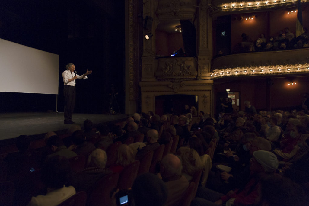 Bernard-Henri Lévy, sur la scène du Théâtre Antoine lors meeting de solidarité avec le peuple ukrainien organisé par « La Règle du Jeu » le 1er mars 2022. Derrière lui, un dessin de Plantu.