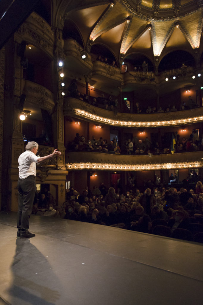 Bernard-Henri Lévy, sur la scène du Théâtre Antoine lors meeting de solidarité avec le peuple ukrainien organisé par « La Règle du Jeu » le 1er mars 2022.