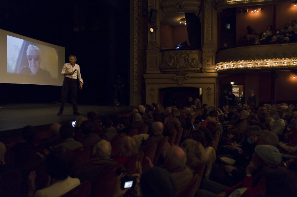 Projection d'un message vidéo de David Lynch au Théâtre Antoine lors meeting de solidarité avec le peuple ukrainien organisé par « La Règle du Jeu » le 1er mars 2022. À l'avant-scène, Bernard-Henri Lévy.