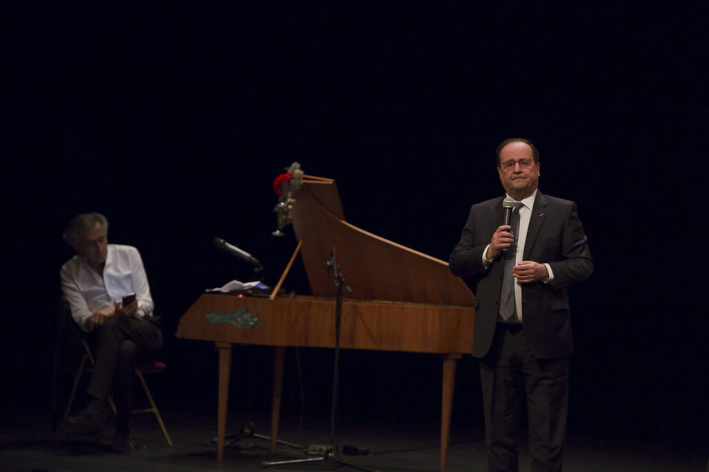 François Hollande s'adresse au public du Théâtre Antoine lors meeting de solidarité avec le peuple ukrainien organisé par « La Règle du Jeu » le 1er mars 2022. Derrière lui, Bernard-Henri Lévy.
