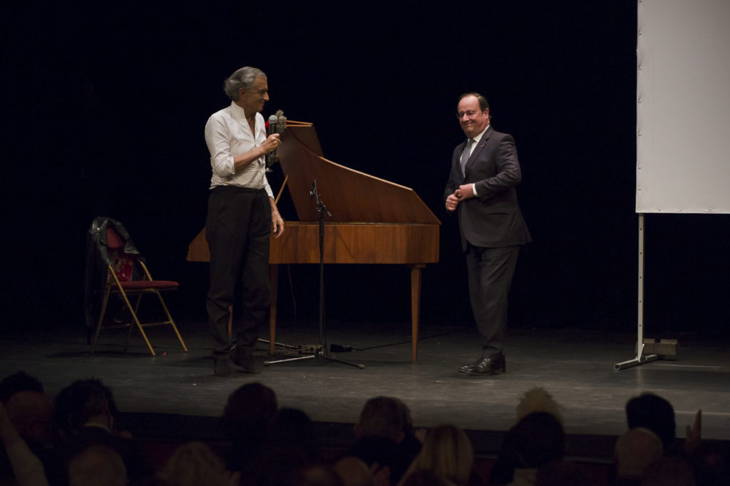 Bernard-Henri Lévy remercie François Hollande sur la scène du Théâtre Antoine lors meeting de solidarité avec le peuple ukrainien organisé par « La Règle du Jeu » le 1er mars 2022.