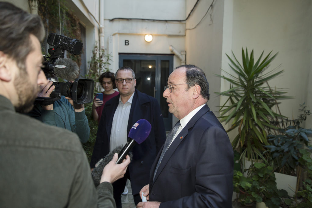 François Hollande en interview Théâtre Antoine avant de prendre la parole lors meeting de solidarité avec le peuple ukrainien organisé par « La Règle du Jeu » le 1er mars 2022.